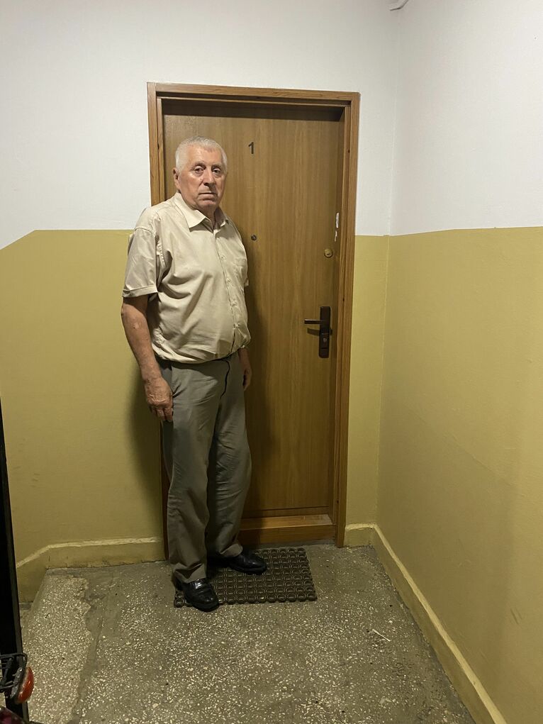 Ryszard kwitek pod drzwiami mieszkania, w którym przeżył ponad 30 lat.