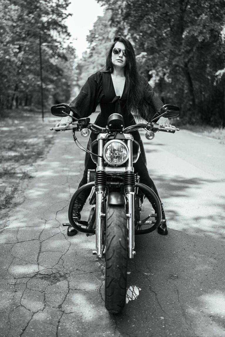Julka kocha jazdę motocyklem. Zdjęcie Ola Zemła.