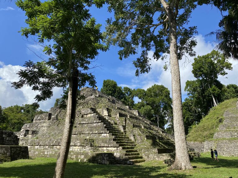 Piramidy w Tikal w Gwatemali.