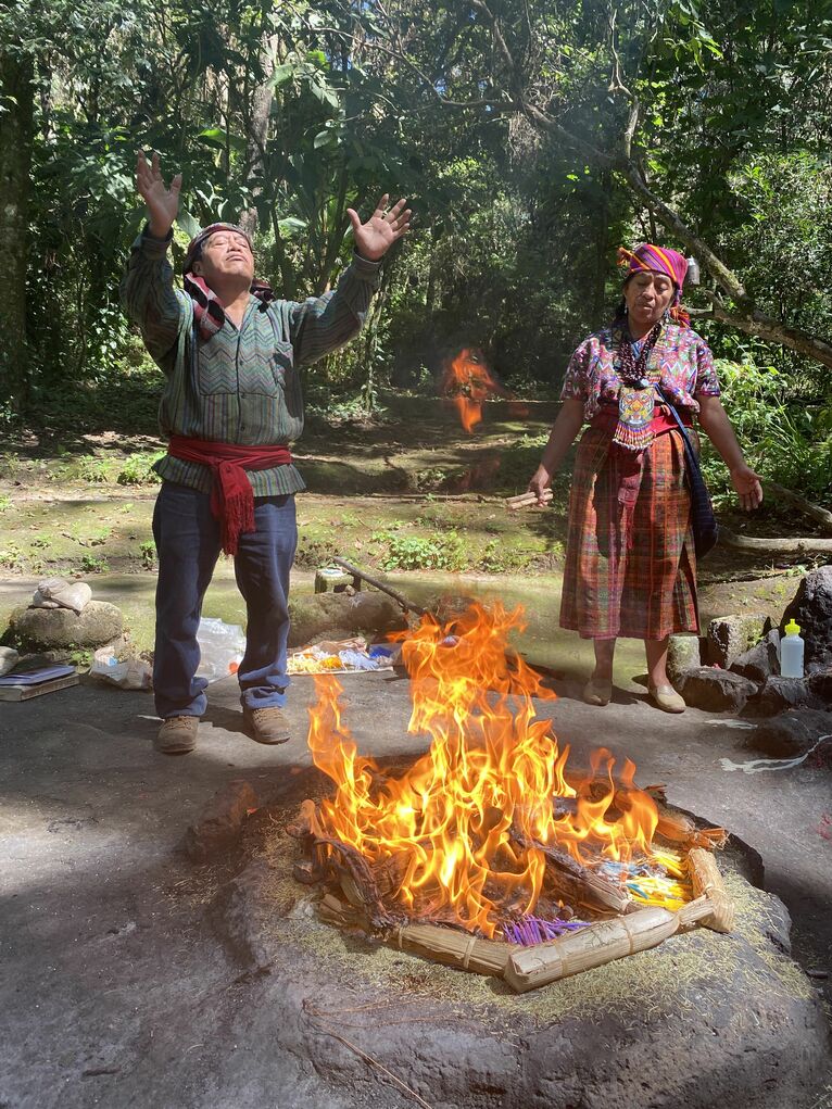 Ceremonia ognia w Gwatemali.