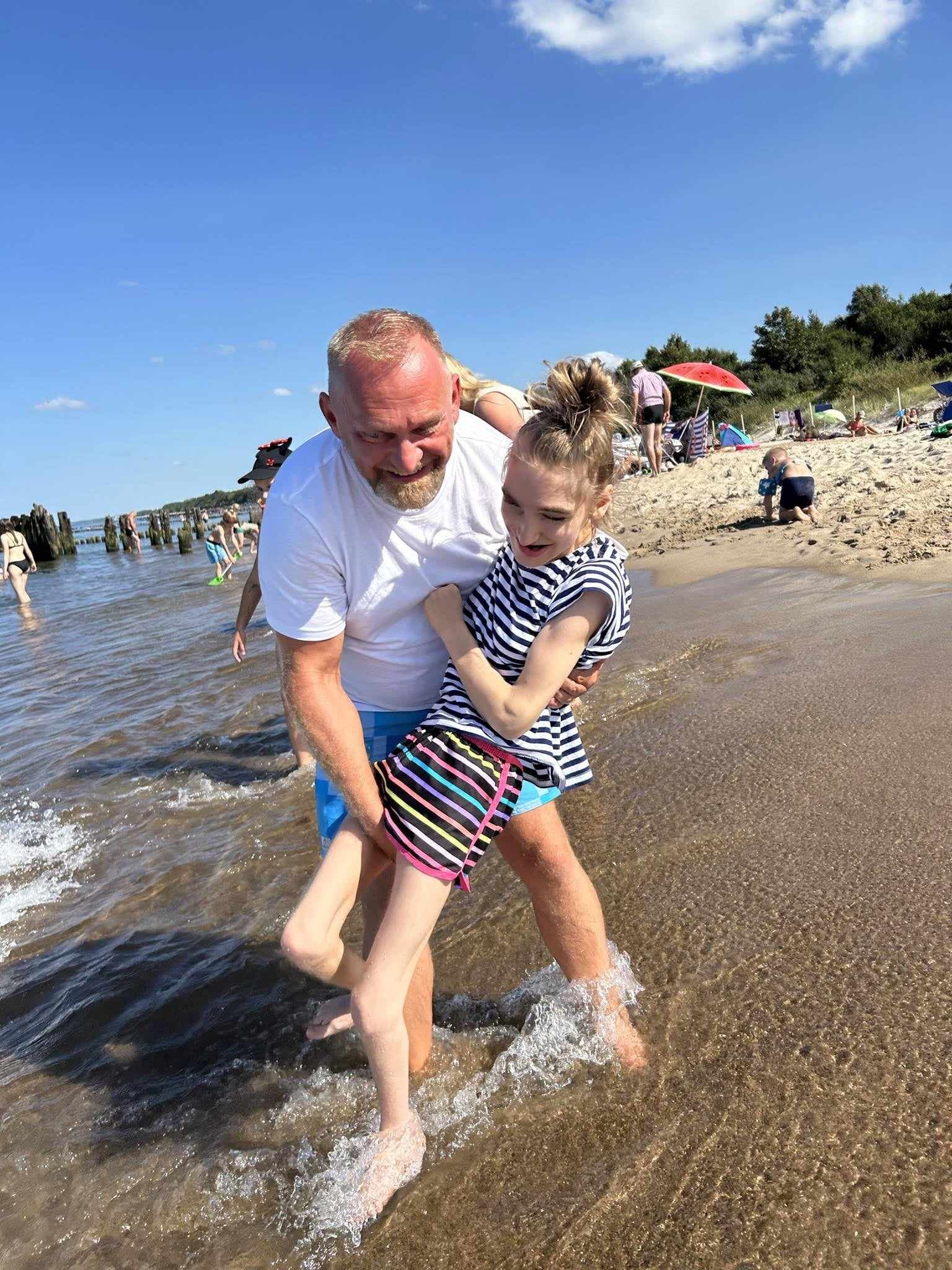 Karol z Hanką na plaży w Kołobrzegu.