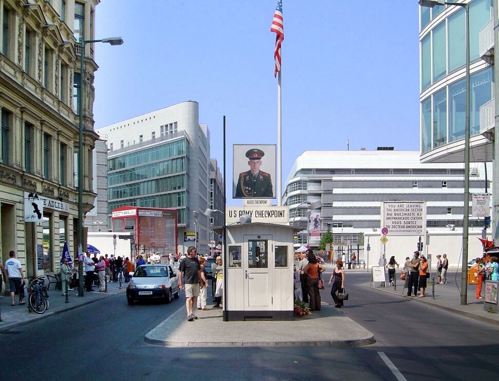 Chcekpoint Charlie/ wikipedia domena publiczna