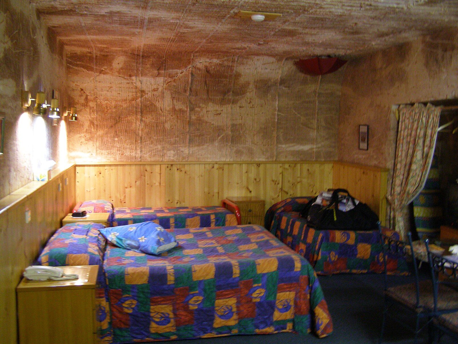 https://commons.wikimedia.org/wiki/File:Coober_Pedy_underground_motel_room,_2007.jpg