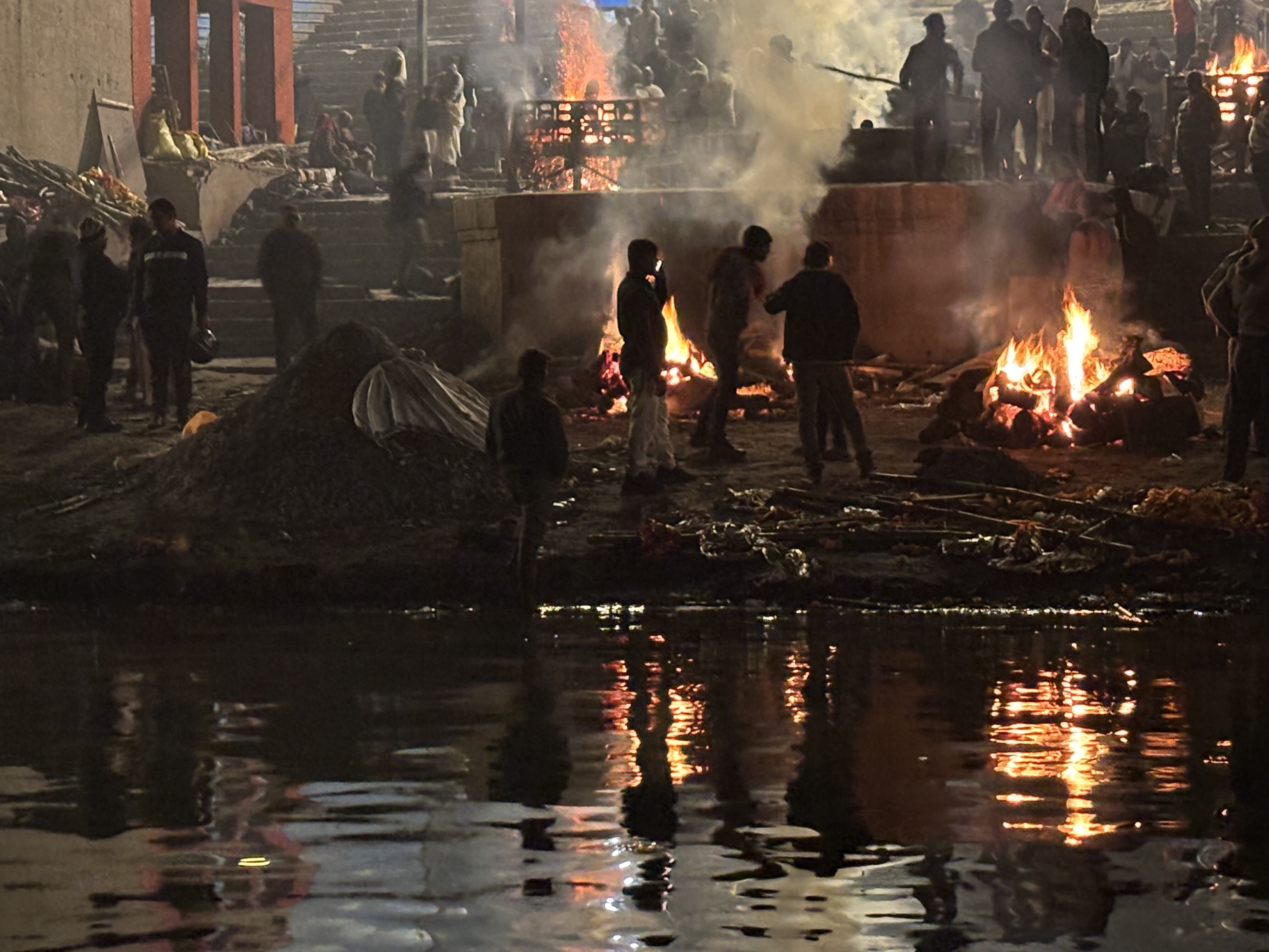 Płoną stosy na  Harishchandra Ghat.