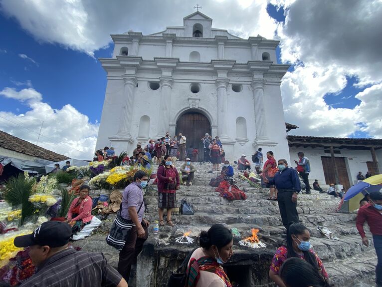 Ceremonie majańskie pod kościołem w Chichicastenango w Gwatemali.