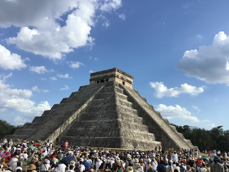 21 marca - Pierzasty Wąż schodzi z piramidy w Chichen Itza Meksyku.