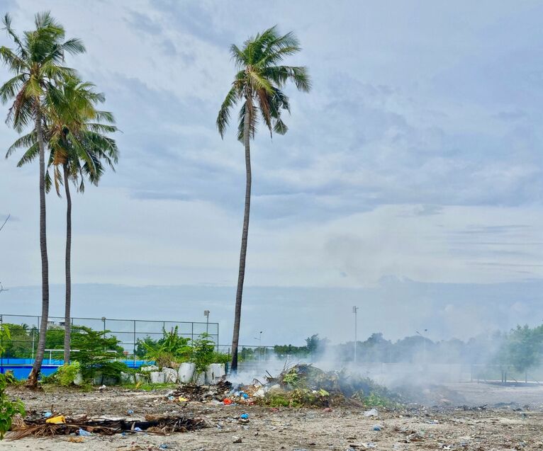 Śmieci pali się też na mniejszych wyspach.