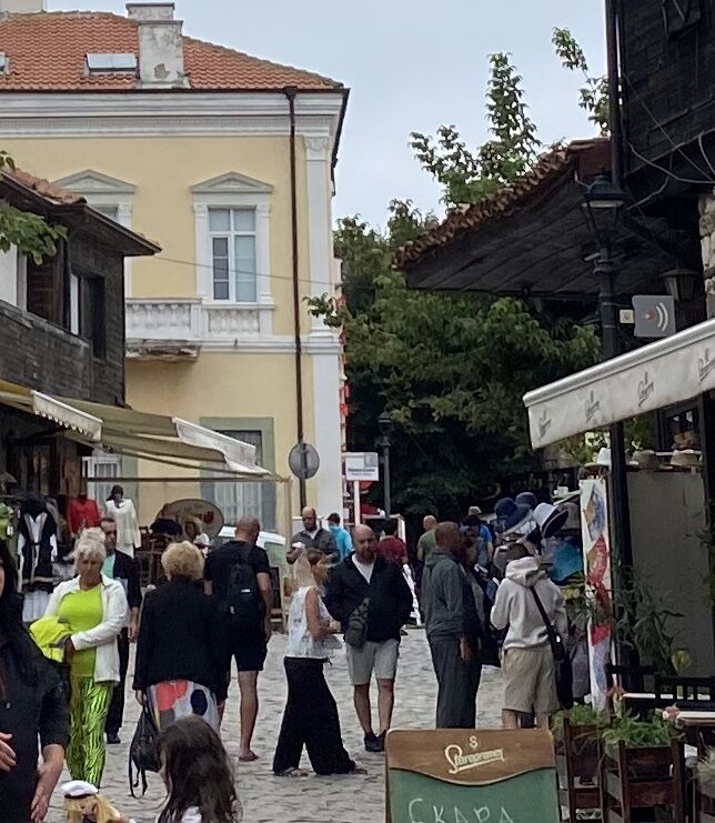 Tłumy turystów na ulicach Sozpolu.