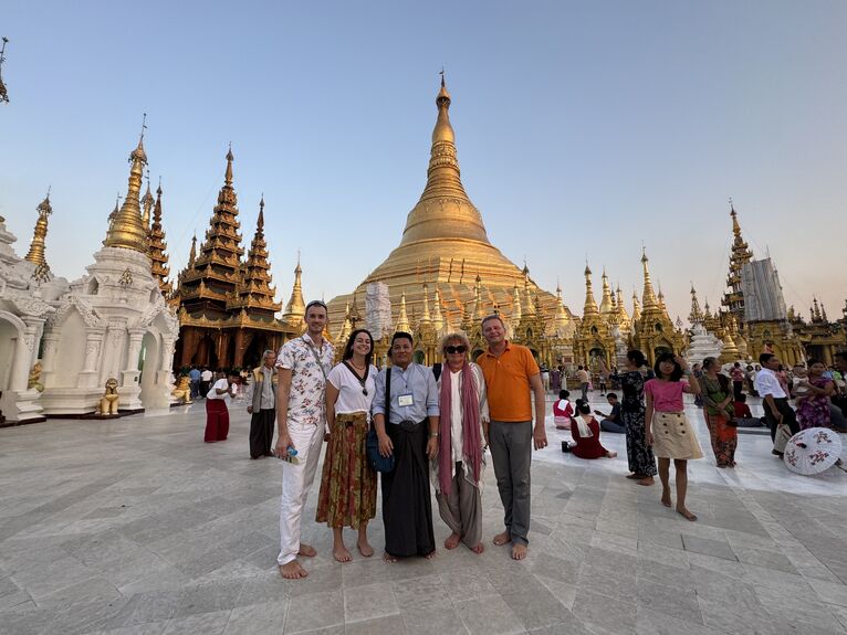 Nasza czwórka i przewodnik w Shwedagon Pagoda.