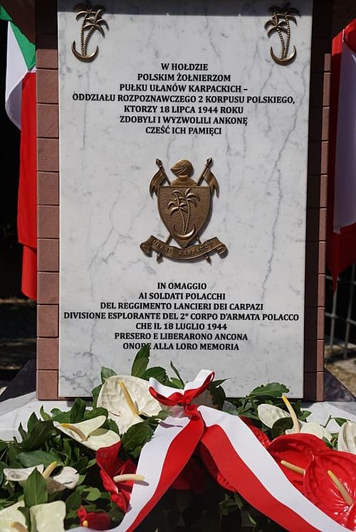 Pomnik - W HOŁDZIE POLSKIM ŻOŁNIERZOM PUŁKU UŁANÓW KARPACKICH - ODDZIAŁU ROZPOZNAWCZEGO 2 KORPUSU POLSKIEGO, KTÓRZY 18 LIPCA 1944 ROKU ZDOBYLI I WYZWOLILI ANKONĘ CZEŚĆ ICH PAMIĘCI