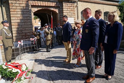 Złożenie kwiatów przed pomnikiem