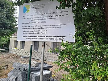Tablica z dofinansowania Termomodernizacji budynków. Ruszył montaż pierwszych kontenerów Centralnego Ogrzewania!