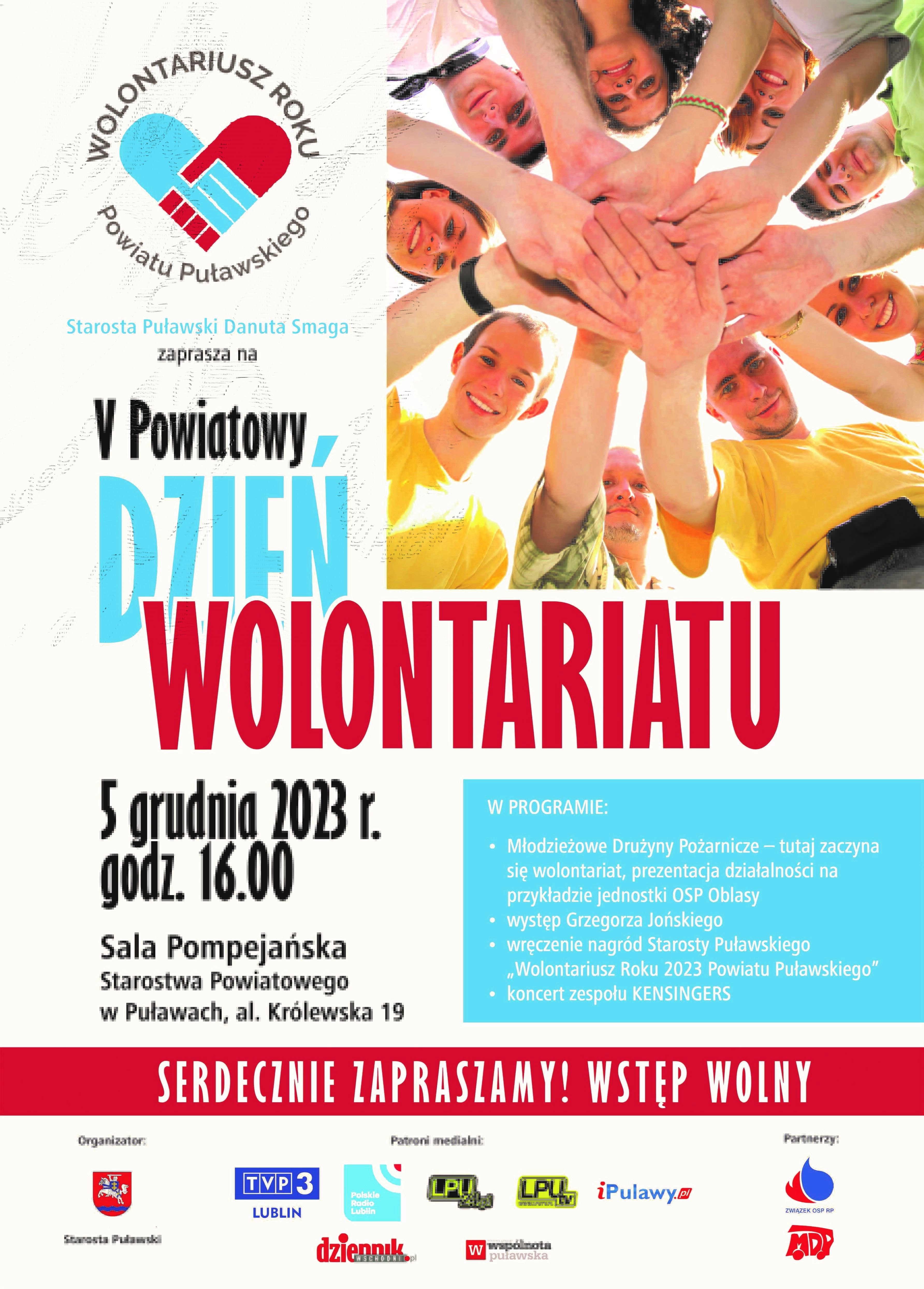Plakat promujący "V Puławski Dzień Wolontariatu" z ludźmi trzymającymi się za ręce, tworząc krąg nad napisami, z informacjami o wydarzeniu i sponsorach.