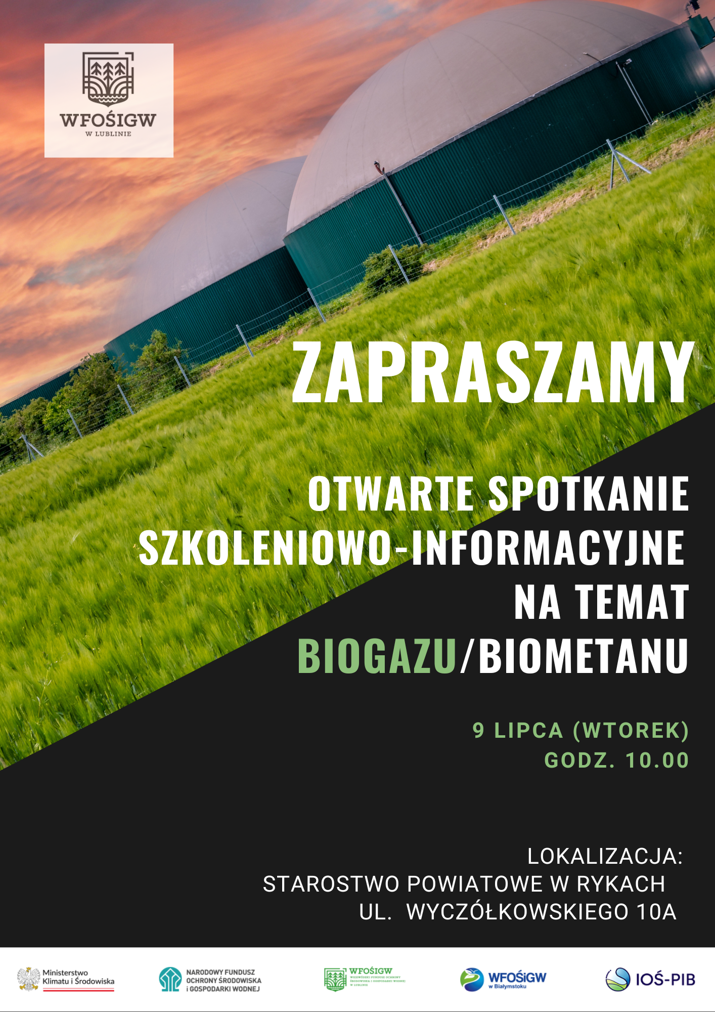 Plakat informacyjny o spotkaniu szkoleniowym dotyczącym biogazu/biomasy, z datą i miejscem wydarzenia, na tle zielonej kopuły budynku.