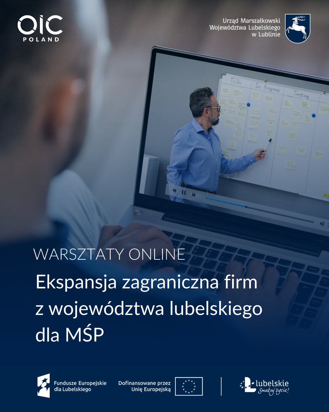 Na ekranie laptopa widoczny jest mężczyzna prowadzący prezentację przy tablicy. Na dole plakatu znajdują się loga funduszy europejskich oraz promocji Lubelszczyzny. Temat: ekspansja zagraniczna firm z Lubelszczyzny.
