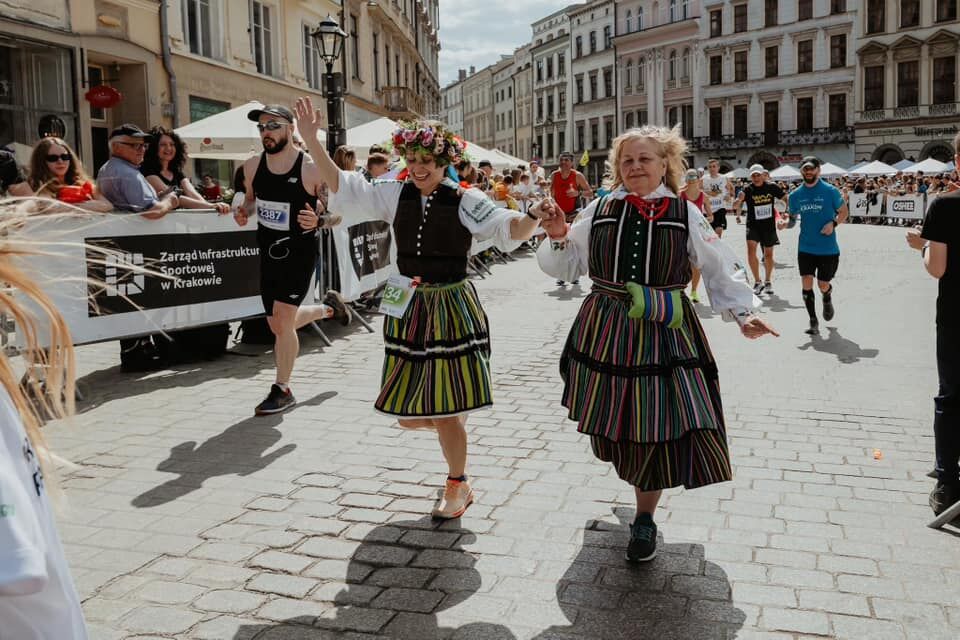 1.Aleksandra Piekarska – K40 99 miejsce na 389 startujących, czas 04:08:30; 2.Iwona Jędrzejczyk – K30 129 miejsce na 288 startujących, czas 04:22:55; 3.Grzegorz Stępień – M40 15 miejsce na 1644 startujących, czas 02:54:40; 4.Sebastian Jędrzejczyk – M30 453 miejsce na 1146 startujących, czas 03:54:25; 5.Krzysztof Trojanowski – M40 592 miejsce na 1644 startujących, czas 03:56:07; 6.Łukasz Raczyński – M30 586 miejsce na 1146 startujących, czas 04:04:54; 7.Paweł Lesiak – M40 791 miejsce na 1644 startujących, czas 04:07:11; 8.Marcin Urbańczyk – M30 686 miejsce na 1146 startujących, czas 04:17:41; 9.Krzysztof Siudek – M50 471 miejsce na 675 startujących, czas 03:50:52; 10.Zdzisław Piekarski – należący do elitarnego grona 35 osób „Wytrwałych”, które ukończyły wszystkie dotychczasowe edycje imprezy, M60 129 miejsce na 154 startujących, czas 04:03:54. Gratulacje!