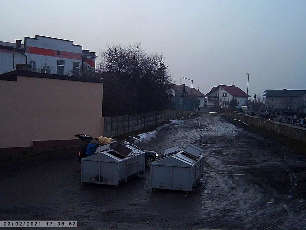 mieszkaniec Opoczna wyrzuca śmieci do kontenera na cmentarzu przy ul. Moniuszki