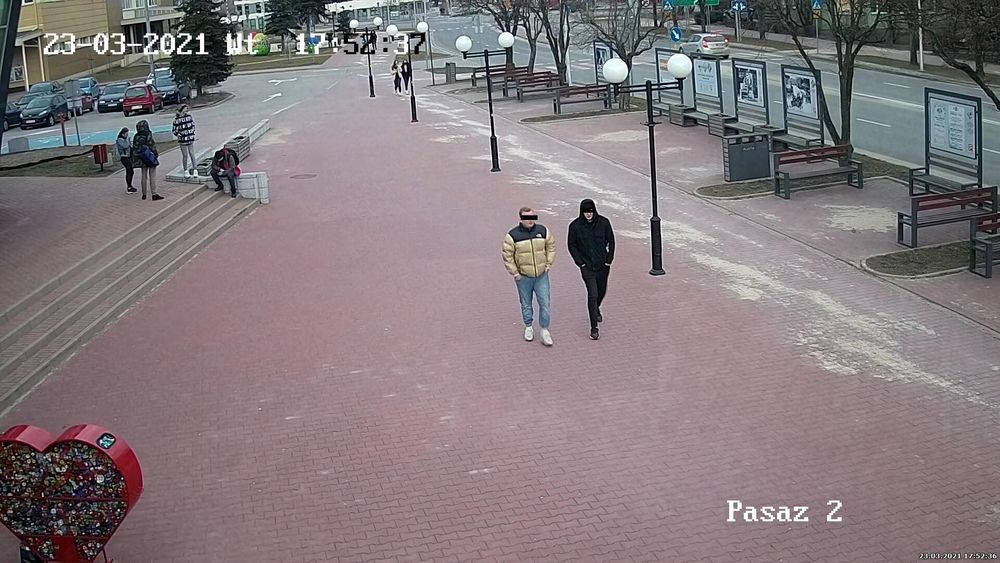 dwie osoby bez maseczek na deptaku przy ulicy biernackiego