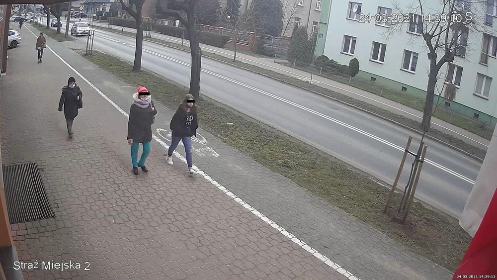 dwie młode kobiety bez maseczek na ulicy piotrkowskiej