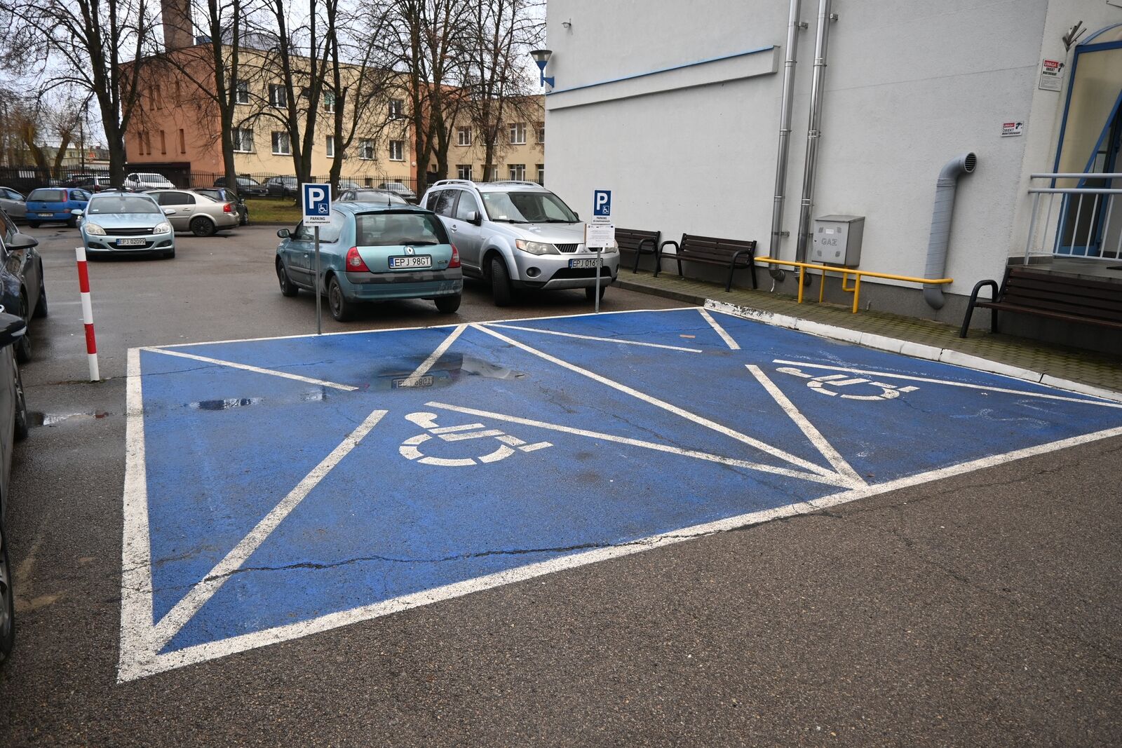 miejsca parkingowe dla niepełnosprawnych znajdujące się z tyłu budynku