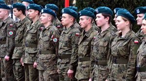 UCZNIOWIE LO ANDERSA W ZŁOCIEŃCU  W SALI TRADYCJI 2. BRYGADY