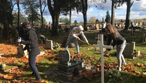 Uczniowie sprzątają zapomniane mogiły