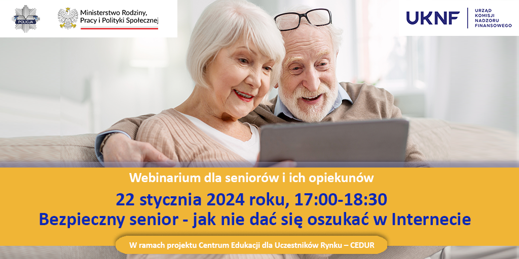 Starsze małżeństwo korzysta z laptopa na kanapie z uśmiechem, informacja o webinarium dla seniorów, data i godzina, logotypy organizatorów.
