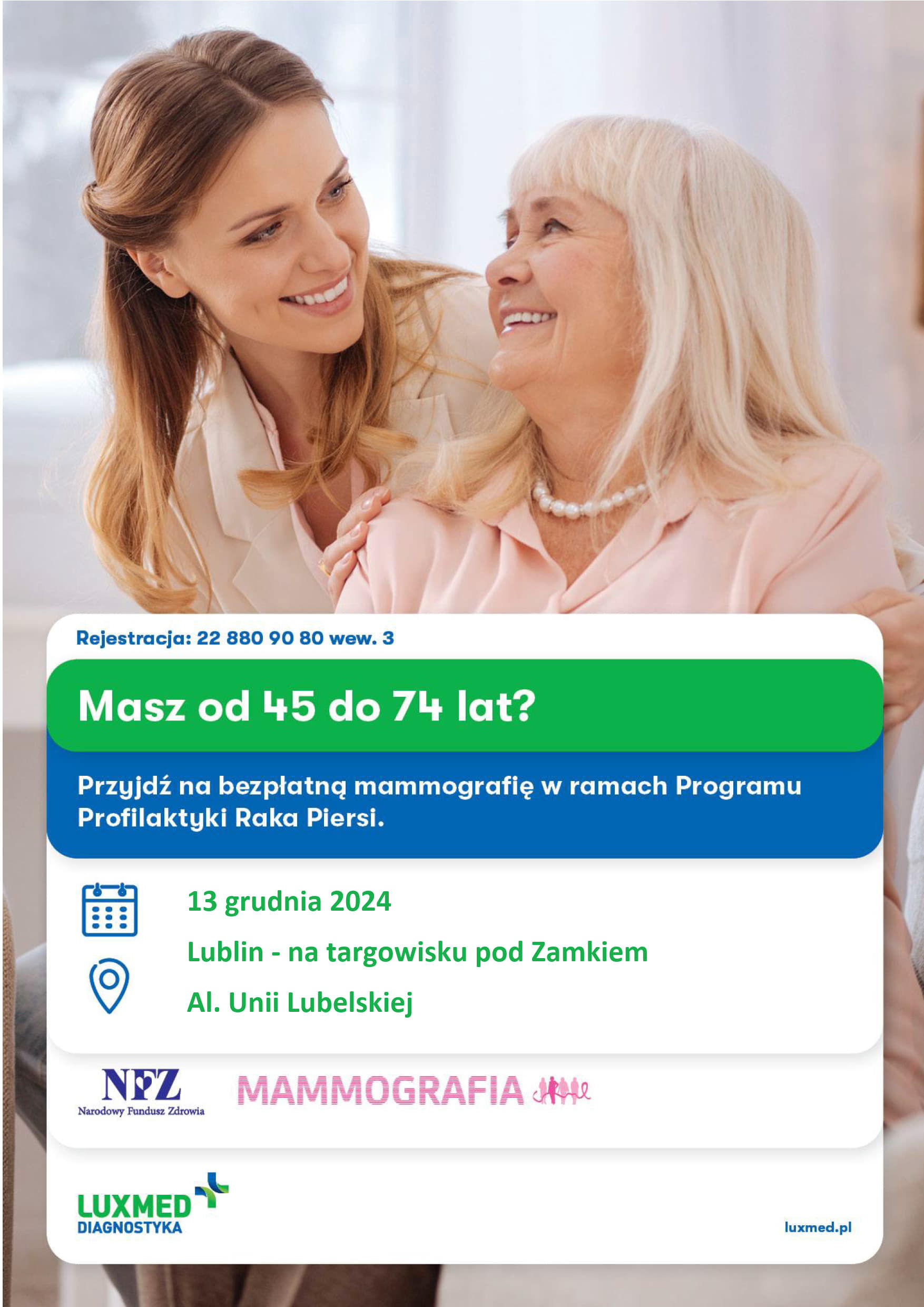 Dwie uśmiechnięte kobiety, starsza i młodsza, wtulają się w siebie w jasnym pomieszczeniu. Reklama mammografii Luxmed z informacjami o programie badań.