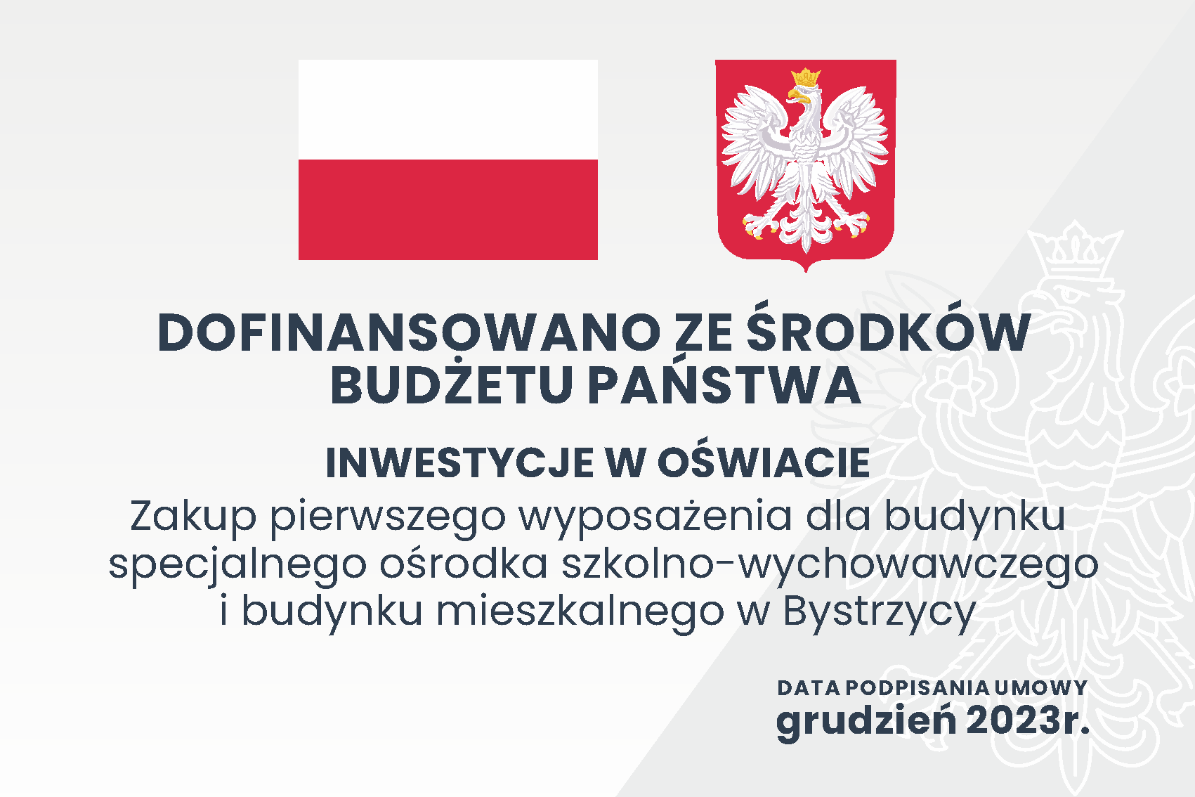 Tablica informacyjna flaga i godło polski z napisami: dofinansowano ze środków budżetu państwa inwestycje w o świecie zakup pierwszego wyposażenia dla budynku specjalnego ośrodka Szkolno wychowawczego i budynku mieszkalnego w bystrzycy.  Data podpisania umowy grudzień 2023