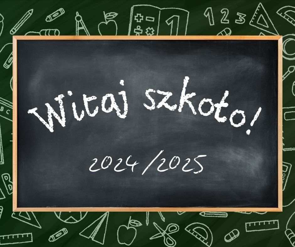 Tablica szkolna z napisem "Witaj szkoło! 2024/2025", otoczona rysunkami symboli edukacyjnych, jak książki i cyfry, na zielonym tle.