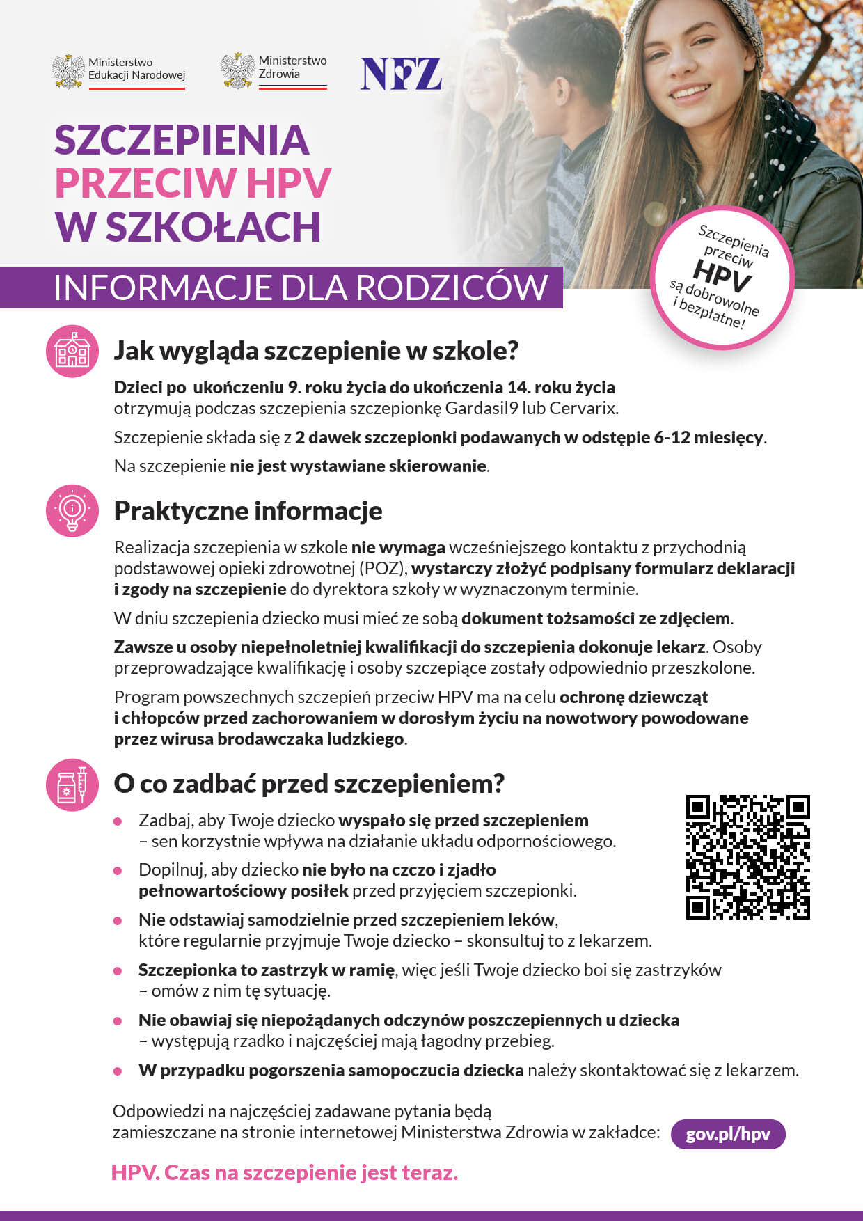 Opis obrazu: Plakat informacyjny o szczepieniach przeciwko HPV w szkole, z grafiką dwóch uśmiechniętych dziewcząt, tekstem na różowym tle i kodem QR.