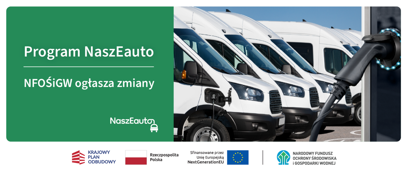Furgonetki elektryczne w rzędzie, jedna ładowana z ładowarki. Baner programu "NaszEAuto" z logotypami Krajowego Planu Odbudowy, Rzeczpospolitej Polskiej, UE i NFOŚIGW.