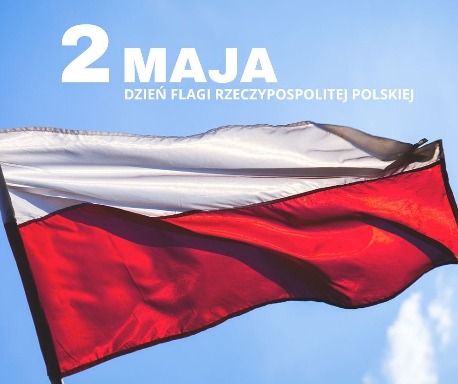 Polska flaga powiewająca na tle błękitnego nieba. Na górze napis: "2 maja Dzień Flagi Rzeczypospolitej Polskiej".