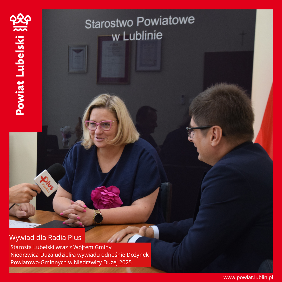 Starosta Lubelski i Wójt Gminy rozmawiają z dziennikarzem Radia Plus. Spotkanie dotyczy Dożynek Powiatowo-Gminnych w 2025 roku. W tle widoczne logo Starostwa Powiatowego w Lublinie.