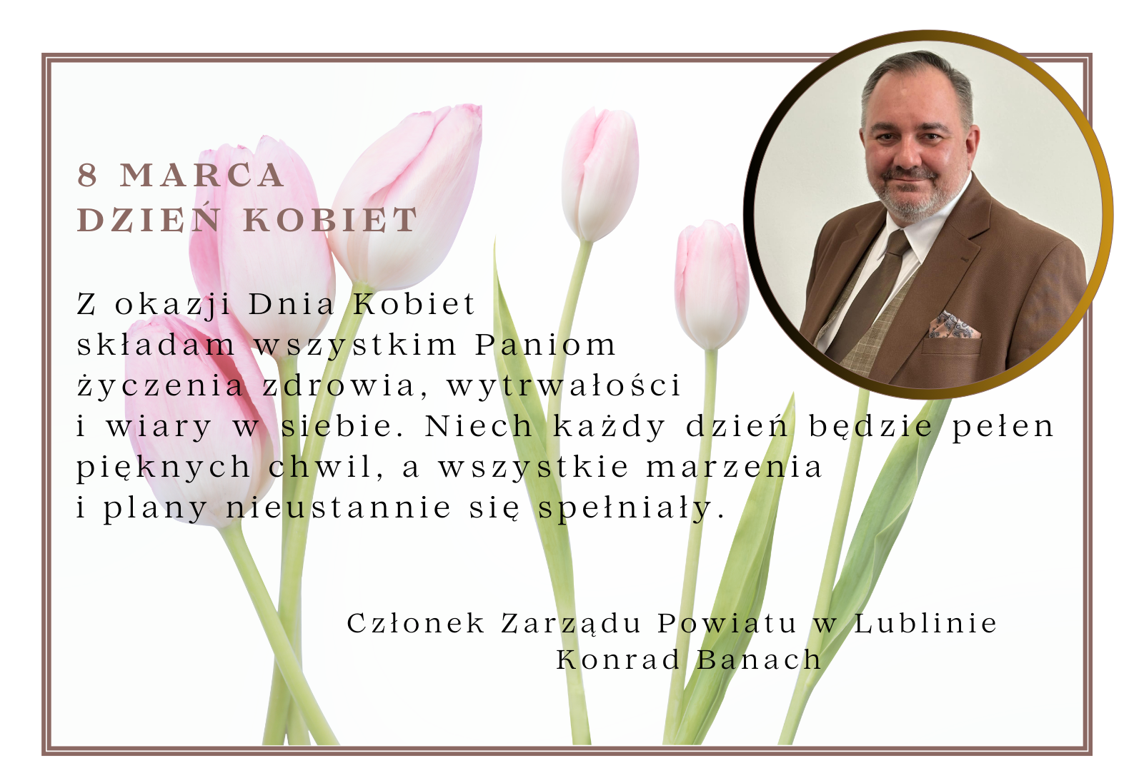 Na zdjęciu znajduje się życzenia z okazji Dnia Kobiet na tle różowych tulipanów. Obok tekstu wstawiono zdjęcie mężczyzny w marynarce i krawacie. Tekst zawiera życzenia zdrowia i wytrwałości dla kobiet.