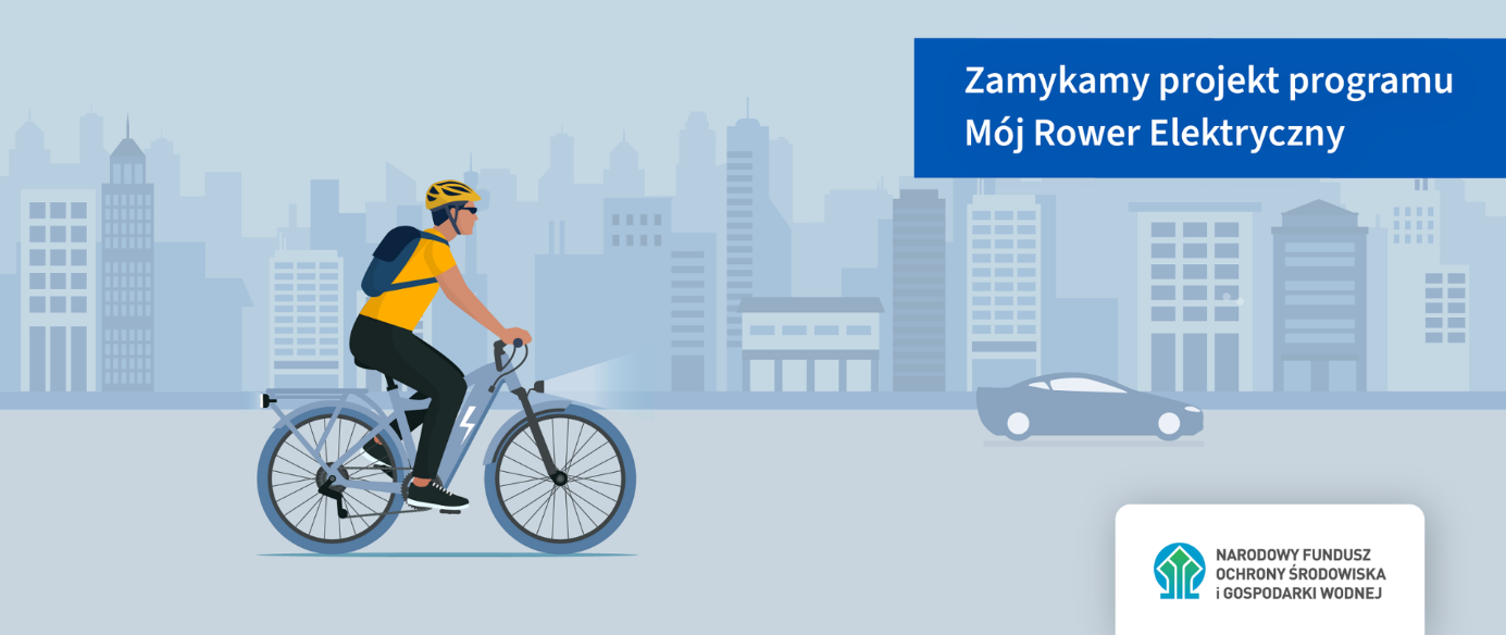 Mężczyzna na rowerze elektrycznym jedzie przez miasto w kasku i plecaku. W tle widoczna jest panorama miasta z budynkami i samochodami. Po prawej stronie tekst informuje o zakończeniu programu "Mój Rower Elektryczny".