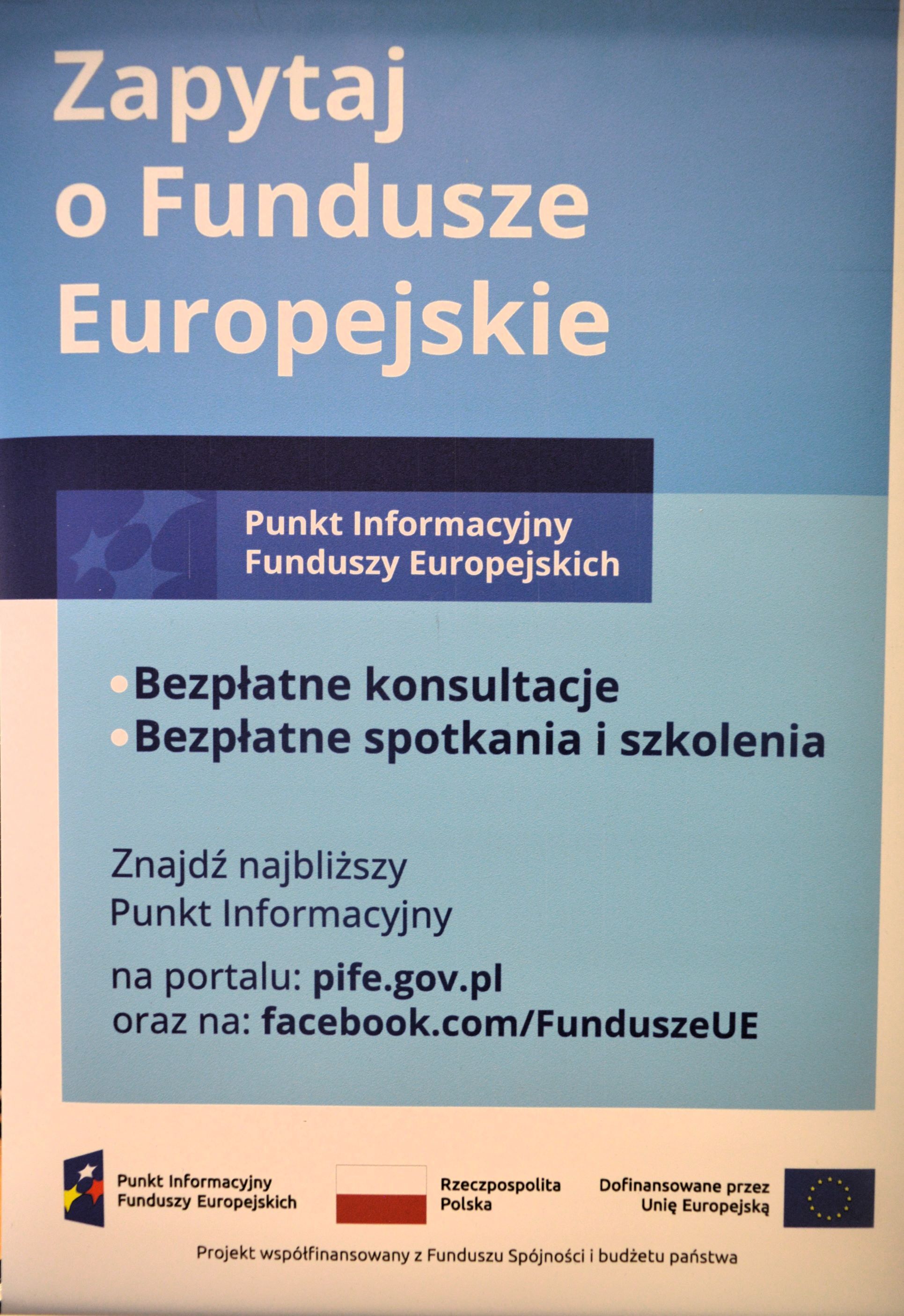 Plakat informacyjny z napisem "Zapytaj o Fundusze Europejskie" oraz informacjami o bezpłatnych konsultacjach, szkoleniach i dostępie do informacji online na niebiesko-zielonym tle.