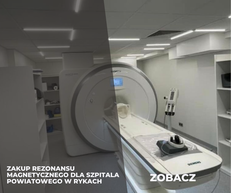 Urządzenie rezonansu magnetycznego w jasnym pomieszczeniu szpitalnym z leżanką do skanowania, umieszczone obok białych ścian z napisem informującym o zakupie dla szpitala.