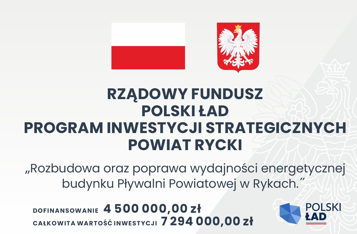 Zdjęcie przedstawia informacyjny plakat z napisami: "Rządowy Fundusz Polski Ład Program Inwestycji Strategicznych. Rozbudowa oraz poprawa wydajności energetycznej budynku Pływalni Powiatowej w Rykach" z kwotami dofinansowania i całkowitej wartości inwesty