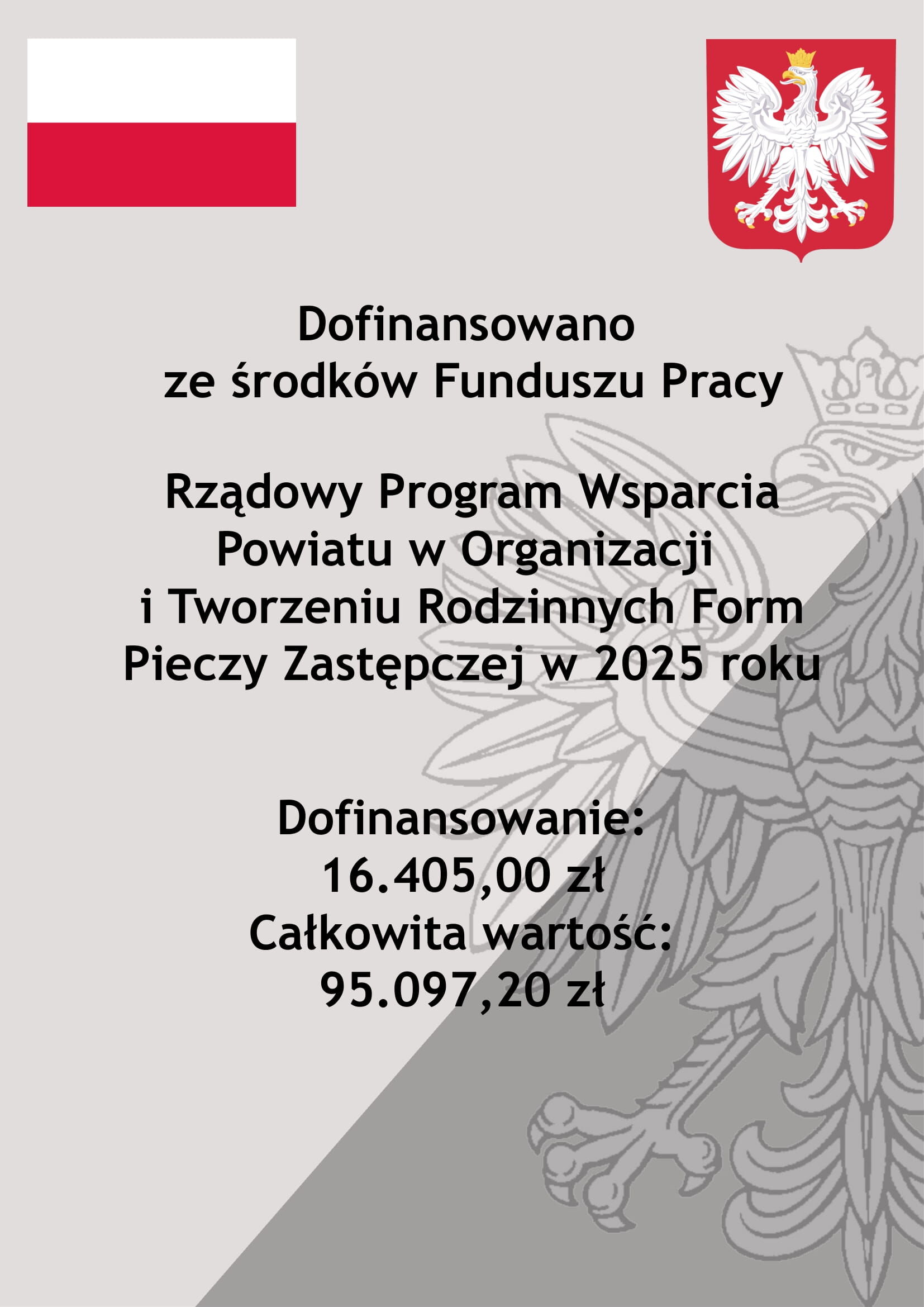 Tablica informacyjna z flagą Polski i godłem. Napisy dotyczą dofinansowania z Funduszu Pracy na Rządowy Program Wsparcia w organizacji pieczy zastępczej w 2025 roku. Kwoty: 16.405,00 zł i 95.097,20 zł.