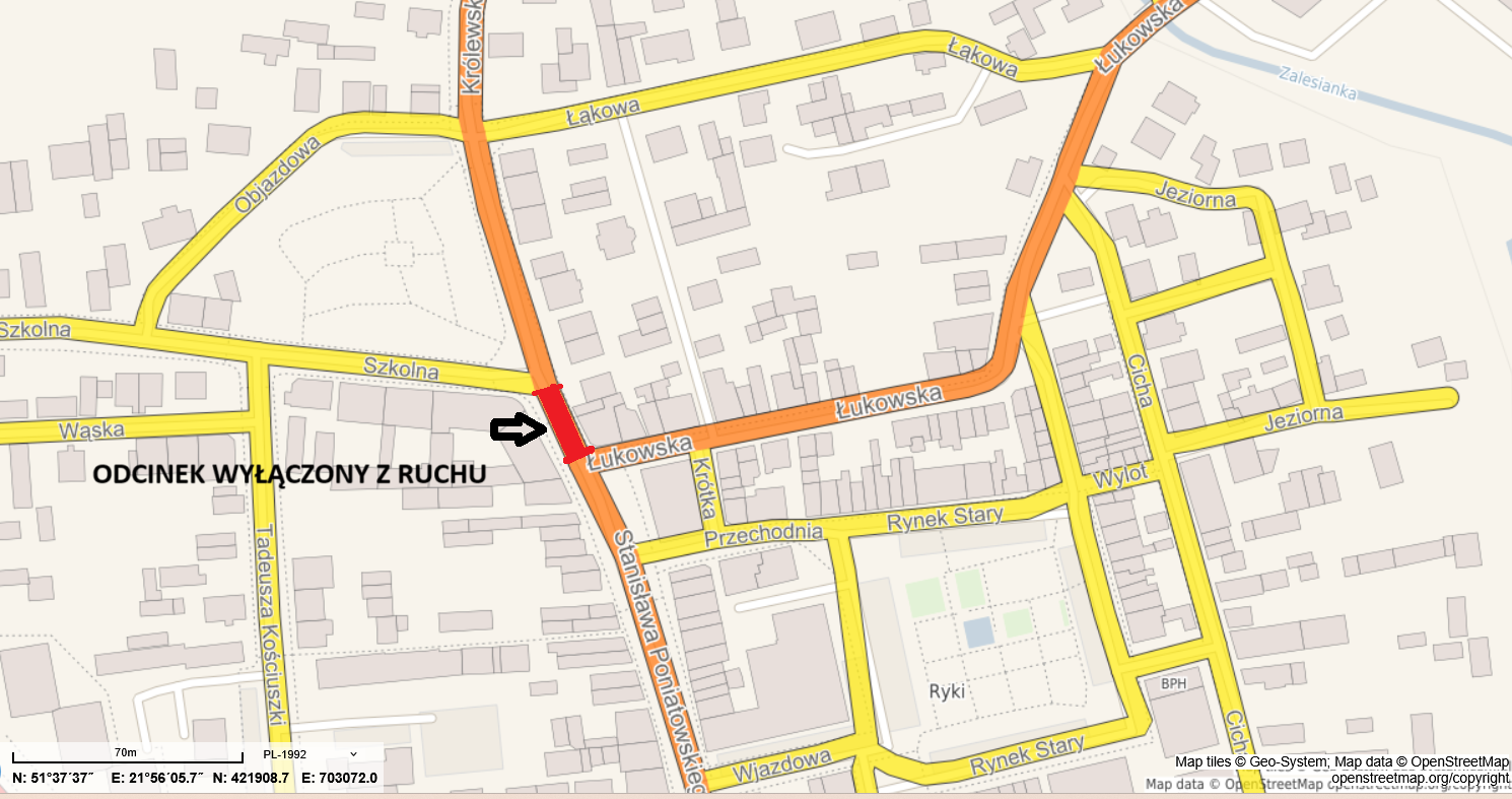 Mapa przedstawia fragment miasta z zaznaczonym odcinkiem ulicy Łukowskiej wyłączonym z ruchu. Ulice są oznaczone na żółto, a wyłączenie ruchu na czerwono. Widoczna jest również okolica z nazwami ulic i budynkami.