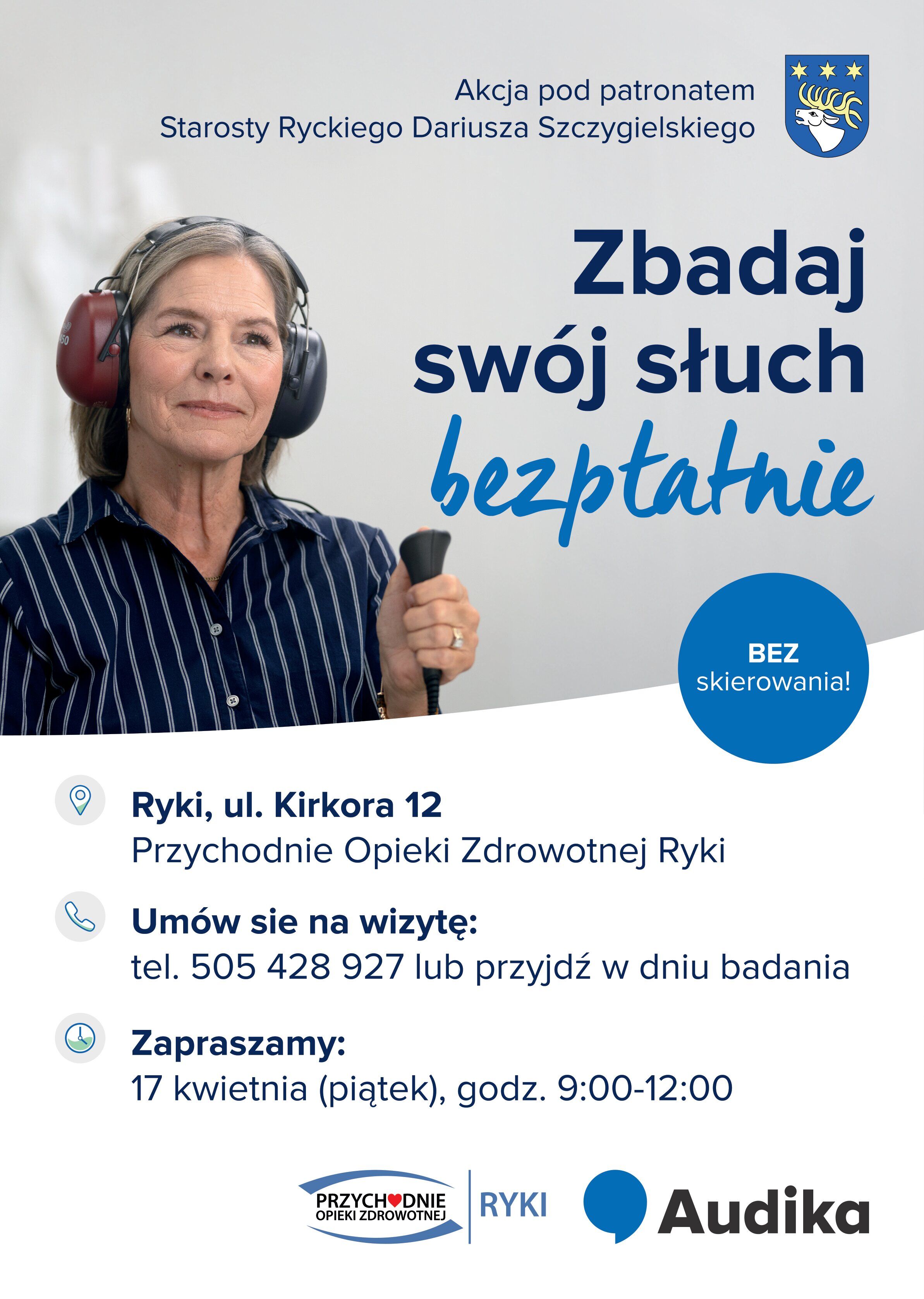 Kobieta w średnim wieku w słuchawkach trzyma słuchawkę medyczną. Plakat informujący o bezpłatnym badaniu słuchu w Rykach, bez skierowania. Szczeg&oacute;ły: data, godziny, miejsce oraz kontakt telefoniczny.