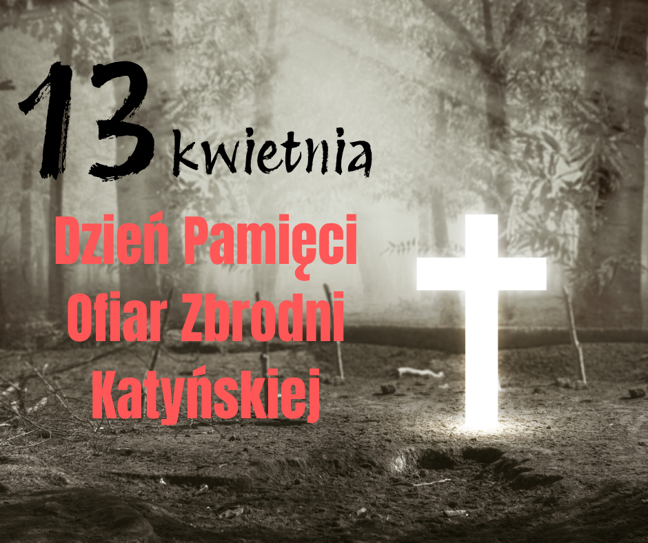 Na tle lasu widać jasny, świecący krzyż. Na g&oacute;rze czarnym tekstem napisane jest "13 kwietnia". Poniżej czerwony napis informuje o Dniu Pamięci Ofiar Zbrodni Katyńskiej.