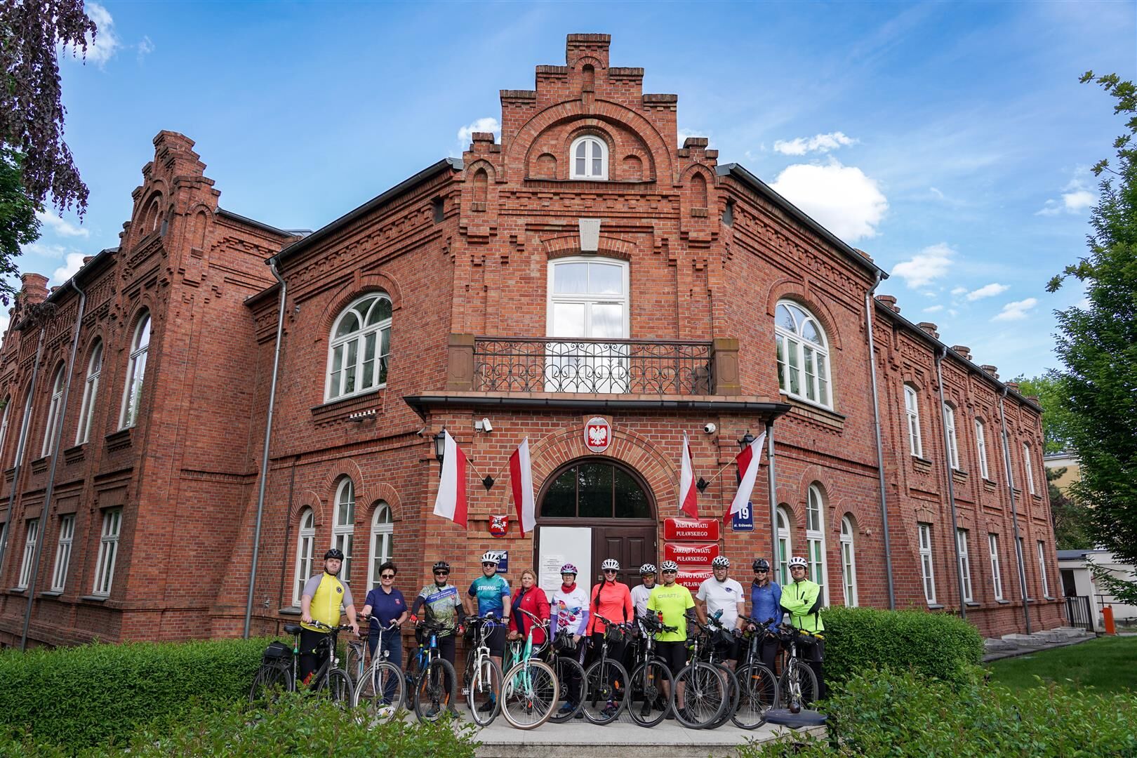 Rowerzyści przed Starostwem Powiatowym w Puławach