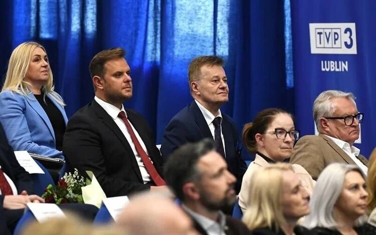 Obchody 120 lat ZNP - siedzący ludzie