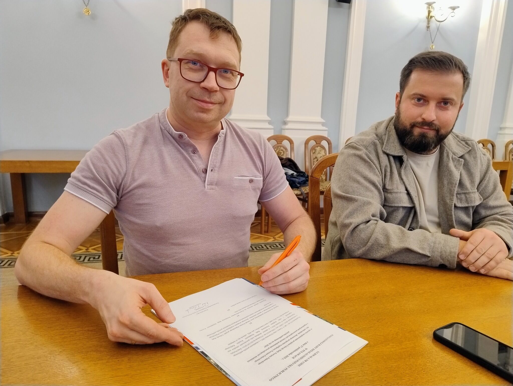 Przewodniczący Powiatowej Rady Działalności Pożytku Publicznego w Puławach Paweł Romański i członek Zarządu Powiatu Łukasz Skowyra