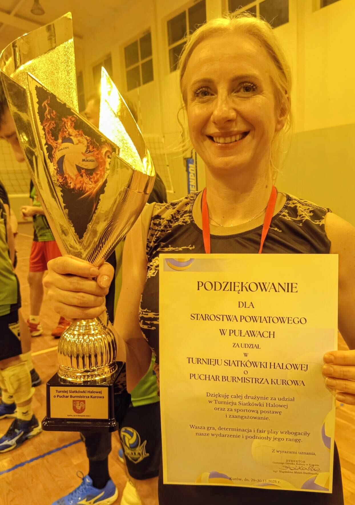 Kapitan drużyny Starostwa Powiatowego w Puławach z pucharem i dyplomem