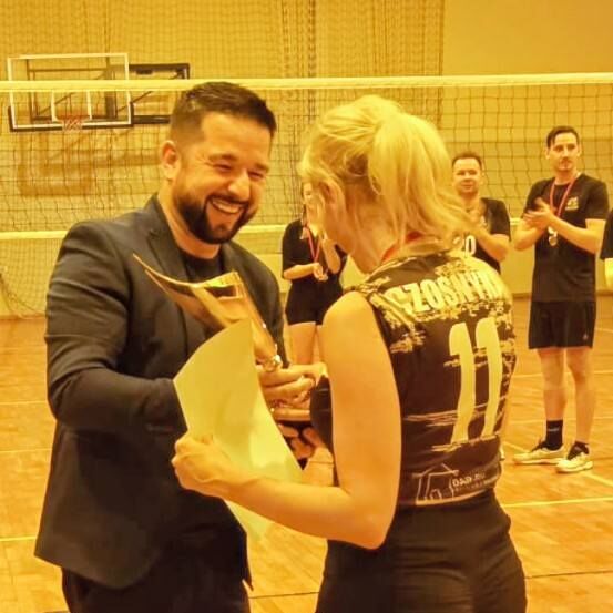 Burmistrz Kurowa wręcza puchar kapitanowi drużyny