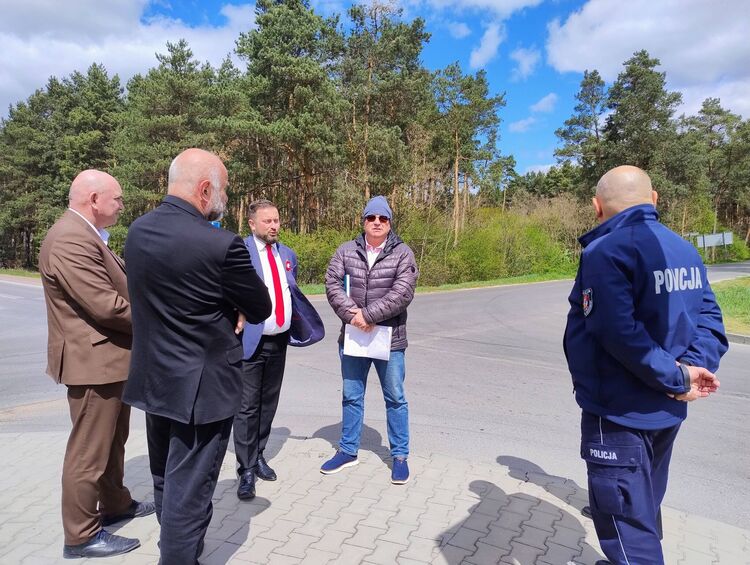 Ludzie dyskutujący przy drodze
