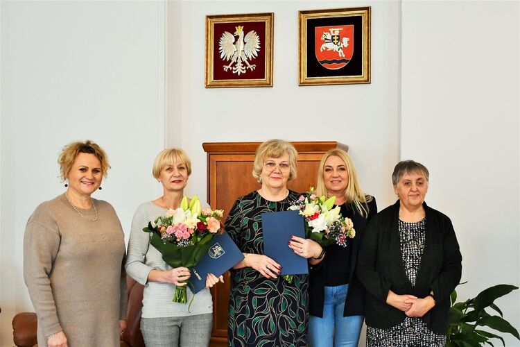 Starosta Teresa Gutowska, sekretarz Agata Zasada-Wrzesińska i kierownik kadr Iwona Olszowiec z Emerytkami